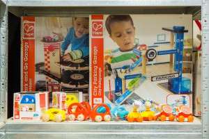 Spielwaren-Lagerverkauf Fellbach: Blick ins Regal auf City Parking Garage und Parkhaus von Hape